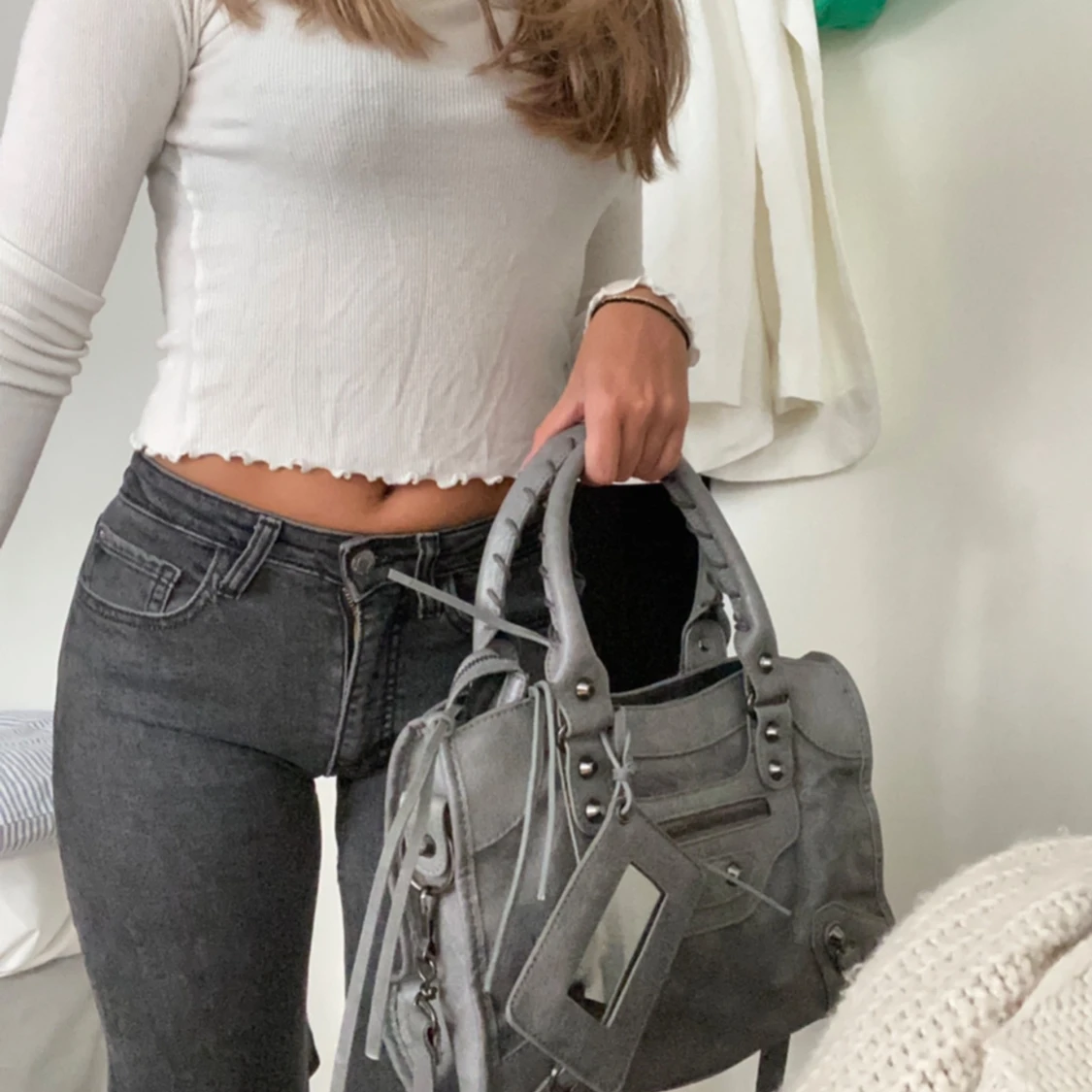 Grå handväska med detaljer 