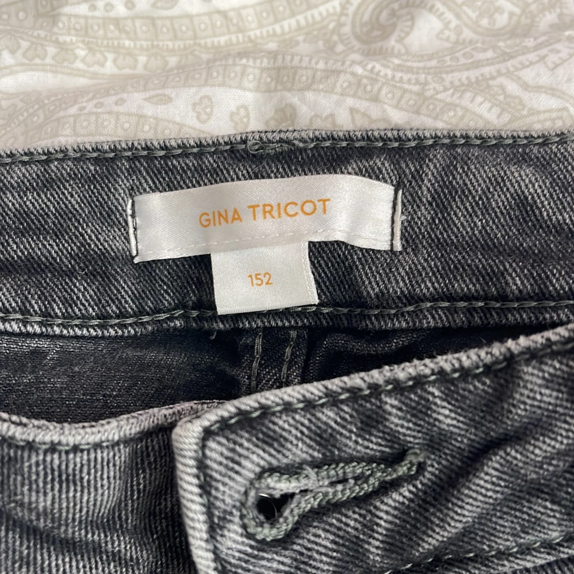 Grå bootcut jeans från Gina Tricot - 1