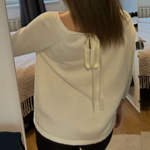 tröja med rosett detalj  - tunnstickad tröja med trekvartsärmar och rosett detalj i ryggen från vila i storlek S. kommer tyvärr ej till användning 💘💘