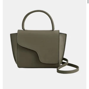 ATP atelier väska  - ATP atelier montalcino väska. Bra skick, lite repor som de flesta har, även märke vid magneten, vet ej vad det beror på💕