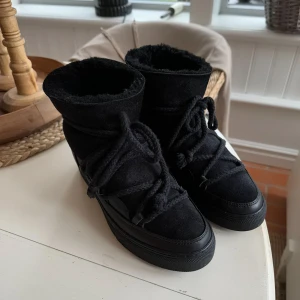 Inuikii skor - Säljer dessa som är perfekta nu till hösten och vintern!! De köptes i vintras så skicket är toppen! Kan eventuellt tänka mig byta mot en annan färg, skriv isåfall❤️❤️