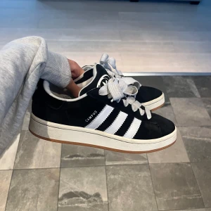 Adidas campus 00 - Köpte för några månader sen för 1349kr. Använda få gånger och väldigt bra skick🩷