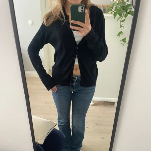 Svart kofta - Svart kofta💕 Supermjukt och skönt material Köpt secondhand så vet varken märke eller storlek💞 Uppskattningsvis storlek S