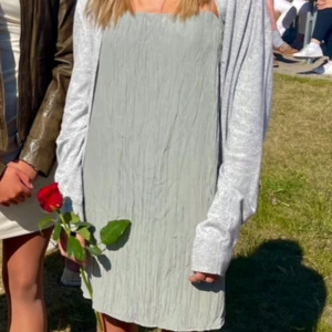 Klänning - Säljer den a fins klänning från mq. Endast använd en gång så väldigt bra skick! Man kan själv välja hur långa banden ska vara. 