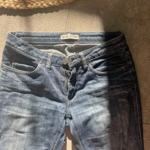 Acne jeans - Säljer dessa jätte snygga acne jeansen! Lågmidjade och straight.