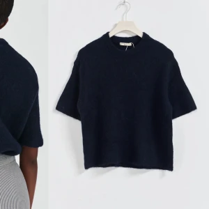 Stickad T-shirt  - Superfin tröja, nyligen köpt och knappt använd