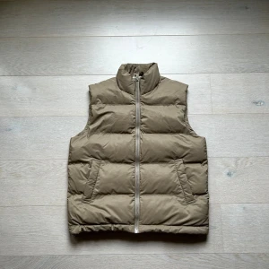 Weekday Puffer Vest  - Storlek S, Varm, Lättvikt, Bra skick, ny pris 620kr.