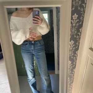 Croppad stickad tröja från Gina Tricot - Croppad stickad tröja från Gina Tricot i storlek xs! Tröjan är superfluffig och mjuk med lite större ärmar❤️ Den är köpt förra året men sparsamt använd och fortfarande i fint skick! Har du frågor eller vill ha fler bilder är det bara att skriva!🍁