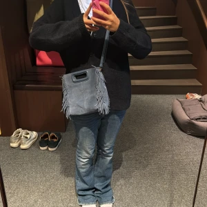 Blå sommar/höst väska från maje 🫶💙 - Jag säljer min maje väska som jag fick för ungefär 3 år sedan ,har täcken på andvändning men har fint skick 💙Har en mocka textur över hela väskan förutom på handtagen som är i skin ,får såklart med axelbandet ! Har tyvärr ingen dustbag kvar 💙Size: M 