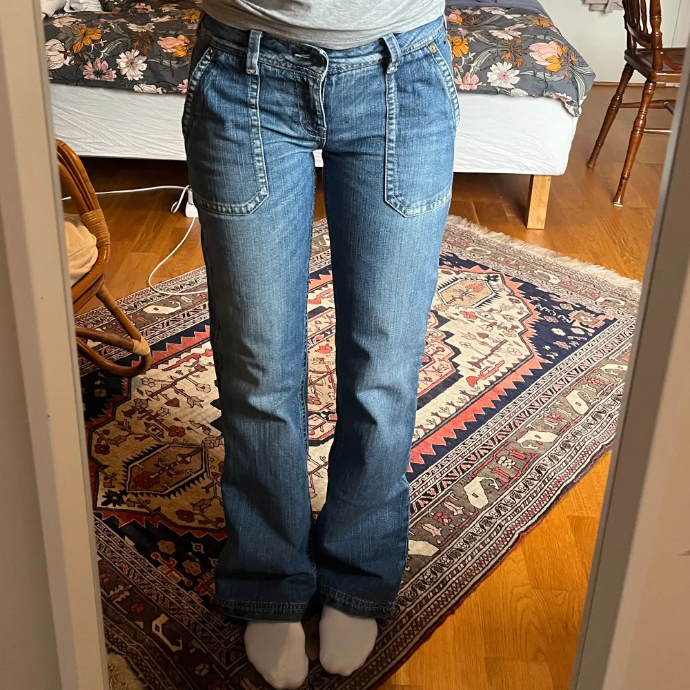 Lågmidjade bootcut jeans från Tommy Hilfiger i superbra skick. Midjemått tvärs över 37 cm och innerbenslängd 80 cm. Perfekt i längd på mig som är 168. Har inga fler bilder💕 . Jeans & Byxor.