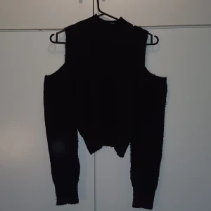 Svart stickad tröja - En svart stickad tröja utan axlar. Den är inte sticksig och har använts många gånger. Storlek XS men passar de med S/M. Den ät lite högre i kragen men inte lika hög som en polo. Perfekt när det börjar bli lite kyligare väder.