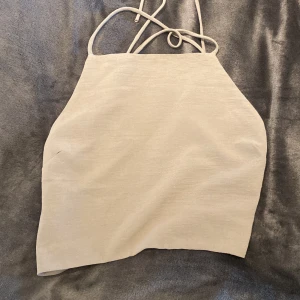 Topp med knytrygg - Beige topp som man knyter i ryggen, fint skick! Från shein, storlek xs/s Säljes för 30kr