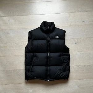 The North Face Puffer Vest - Storlek S, Varm, Lätt vikt, väldigt bra skick, ny pris 2900kr.
