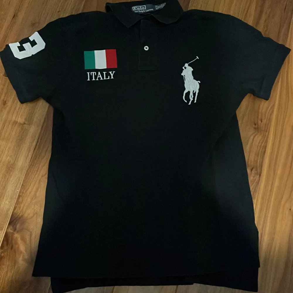 Asfet Italy polo tröja, Fråga om bilder så skickas det, pris kan diskuteras, skick är väldigt bra, färg svart.. Skjortor.