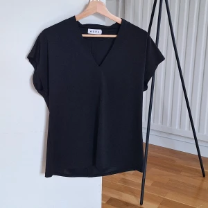 Ny v-ringad svart top från Wera - Ny och oanvänd top från Wera i storlek: S. Upplevs som större än storlek small.