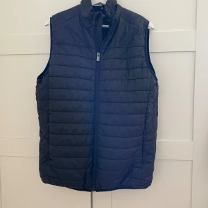 Svart väst - Nästan helt ny svart väst från ellos. Stilren väst som funkar bra med nästan vad som helst. Stl M. Tveka inte på att höra av dig ifall du har några funderingar!