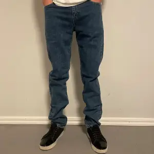 Hej! Säljer nu dessa super snygga Levis jeans. Modellen är 184 och väger 70kg. Jeansen är i toppskick 10/10. Hör av dig vid frågor!