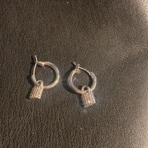 Örhängen  - Säljer dessa söta örhängena då jag bytt till guld smycken, bra skick!💓