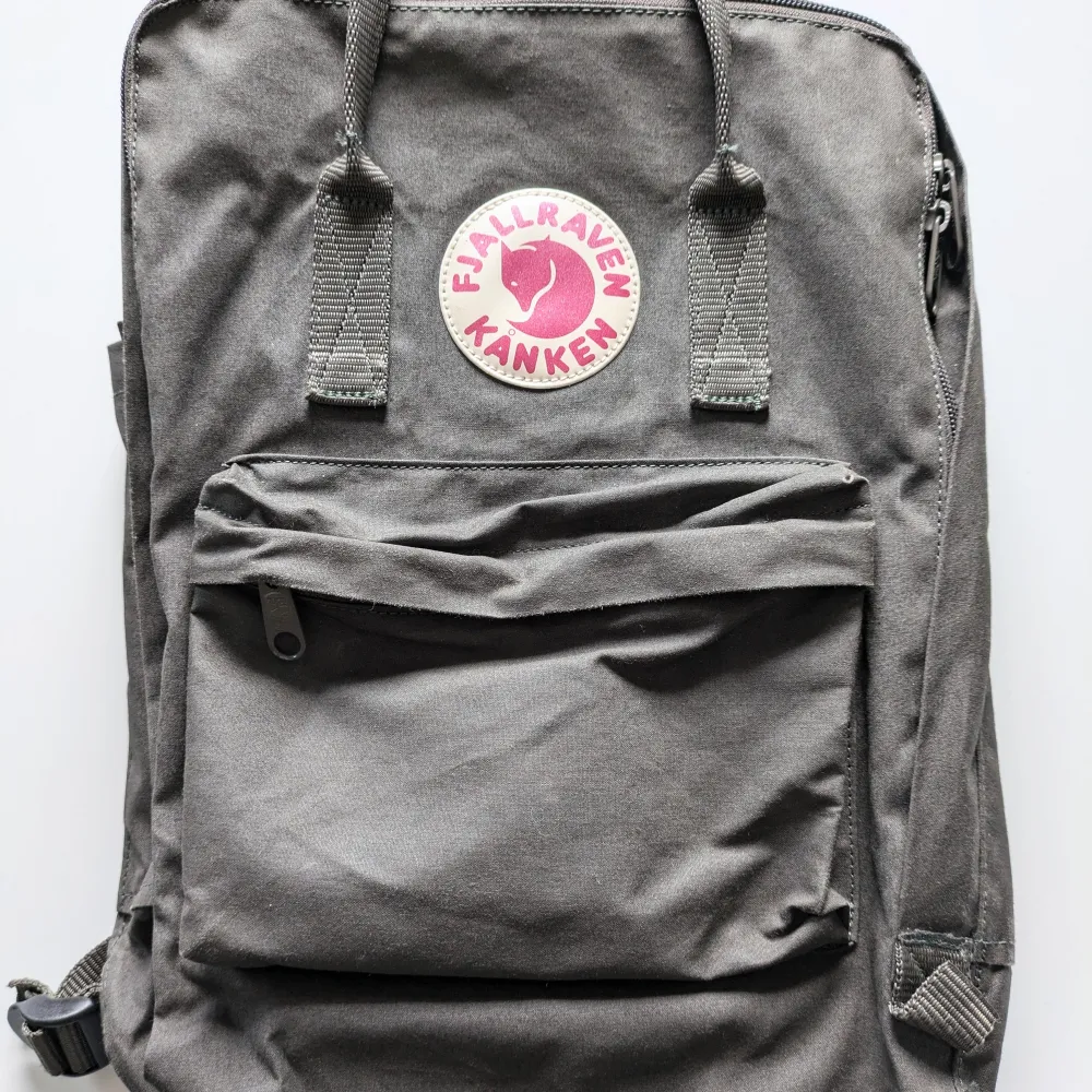 Fjällrävens ikoniska unisex Kånken rymmer 16 liter och är tillverkad av slitstarkt vinylontyg. Sittunderlaget medföljer! Färg; militärgrön/grå.  Perfekt för härliga höstutflykter! 🎒🍁🍂🍄  https://www.naturkompaniet.se/fjallraven-ryggsack-unisex-kanken-. Väskor.