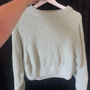 Stickad tröja - Grön stickad tröja från Gina Tricot. Storlek S. Kan absolut lösa fler bilder om det behövs 🫶