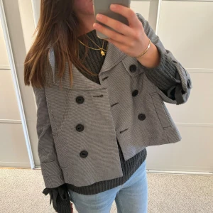 Rutig Trekvartsärmad Tunn höst jacka/kappa - Har några defekter som visas på bilderna, Annars så fin höst jacka💖 köpa ärna genom köp nu💕