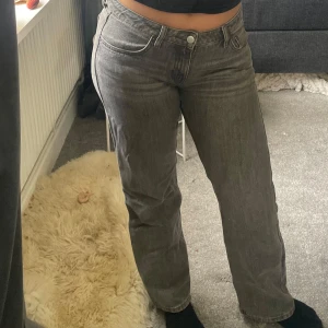 Arrow low waist jeans - Gråa arrow low waist jeans ifrån weekday. Storlek 28/30, sitter bra på mig som är ca 165. Har lite slitningar på insidan av låret men inget som syns när man har dem på sig.