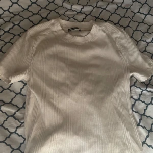 Vit zara tröja -  Säljer denna zara tröja på grund av att den inte används har använts en gång och är storlek L men den passar som M jättefin och bekväm skriv vid intresse eller fler bilder köptes för 279kr och säljs för 100 kr🌸🩷 har en svart också.