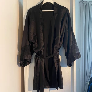 Spets morgonrock - Jättesöt spetsmorgonrock, Minns tyvärr inte vart den är köpt eller storlek då de inte finns nån lapp men skulle uppskatta till en S🩷