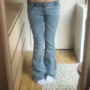 Lågmidjade jeans - Säljer dessa populära jeans från Urban Outfitters!! Lappen där bak sitter lite löst men det är absolut ingenting man tänker på (bild 5), utöver det är de i bästa skick! innerbenslängden: 80cm midjemåttet: 33cm (strechiga så passar även större)🥰❤️❤️