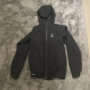 Haglöfs Jacka - Bra skick, Stl S, passar XS-M, går att spänna in längst ner
