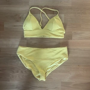 Gul bikini - Säljer denna gula fina bikinin. Perfekt för sommaren💕