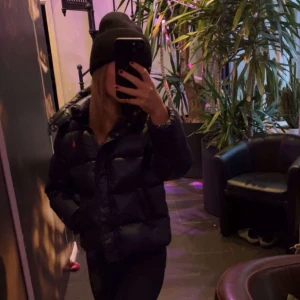 Ralph Lauren jacka - Jag säljer en Ralph lauren vinter jacka då den har blivit för liten, det finns en lite defekt på ena ärmen, skriv för mer info🥰