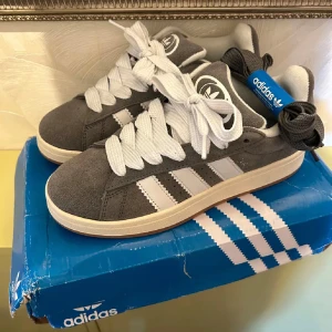 Adidas campus 00 - Använda men i bra skick, ser ut som helt nya. de mörka skosnörena ingår inte. Postar samma dag. Pris diskuterandet vid snabb affär 