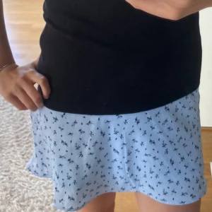 Ljusblå kjol - Super söt ljusblå kjol med blommdetaljer!💞💞 Köpt på H&M, använd fåtal gånger💘 tryck gärna på köp nu!!