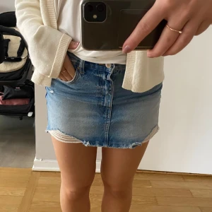 Jeanskjol - Lågmidjade jeanskjol från Pull&Bear nästintill oanvänd 💙 Passar 36-38🫶🏼