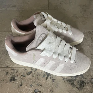 Adidas Campus 00s Wonder Beige - Väldigt bra skick, använda 2-3 gånger. Storlek 46.