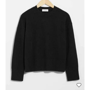 Other stories  - Säljer den svarta stickade från other stories i xs. Jag tycker den är liten i storleken så passar bara om man i vanliga fall har xs 