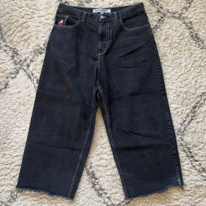 As clean svarta bigboys!  - Super clean svarta bigboys med white stitching! Dessa är lite skejtade så är inte i helt nytt skick men skulle ända säga att dem är i bra skick! Dem är dessutom klippta men inte mycket!✂️