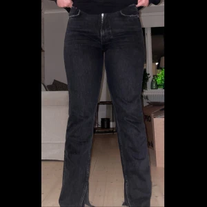 Svarta jeans med slit -Gina tricot  - Assnygga Svarta stentvättade jeans med snygg slit, perfekt till vardag eller uppklätt med svarta klackar😍😍Nästan aldrig haft på mig pga storleken, 40 men sitter som 38. Älskar dessa byxor, snyggt till hösten. Jag är 173 cm