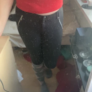 Ridbyxor  - Säljer dessa helskodda ridbyxor från CRW storlek 36 de är lite slitna men inga hål