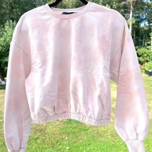 Vit/rosa sweatshirt - En sweatshirt från Lager157 som är vit och skiftar lite i rosrosa 💞 Tröjan har resår i nederkant och muddar vid ärmsluten. Storlek M och passar lite snyggt oversized till mig som har S ☺️🌸 Sparsamt använd!  Längd: 50 cm Axel: 55 cm Byst: 115 cm