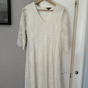 Klänning  - Fin klänning som är använd en gång. Storlek 38. Säljer för 500kr  