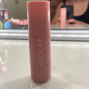 Fin hickap highlighter! - En jättefin highlighter från hickap i färgen pure bronze! Använd men finns mycket kvar kanske 80/70%. Säljer eftersom jag gillar silver mer! Köpt för 220 säljer för 110!