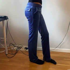 Juicy couture byxor xxs - Säljer mina oanvända juicy couture byxor i färgen Grey blue och storlek xxs! Köpta från juicy coutures hemsida, Jag köpte de för 1200kr  