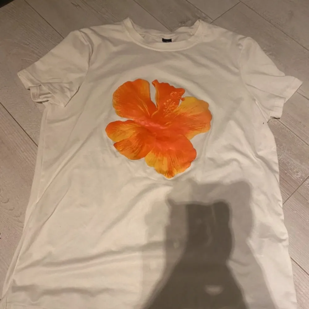 sött och somrig topp med blomma tryck på🤍 passar bra och bekväm ! . T-shirts.