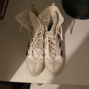 Boxningsskor - Säljer mina vita boxningsskor från adidas för att jag börjar på MMA. De är 9/10 skick är riktigt sköna och har bra balans