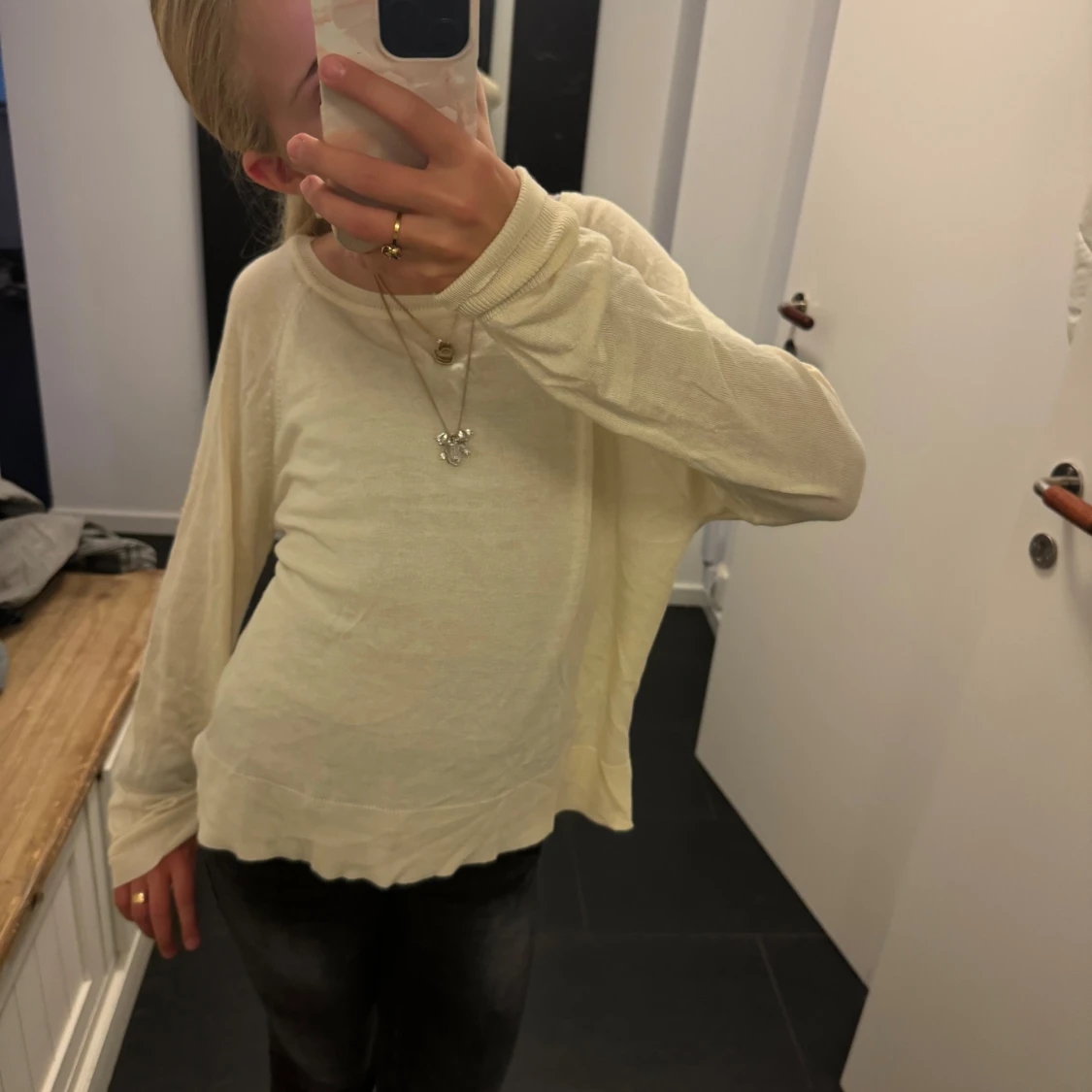 En jättefin tunn stickad tröja från zara i storlek s❤️❤️ - 92