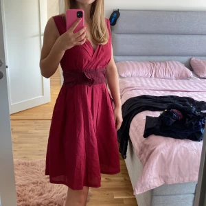 Röd klänning  - Säljer remin fantastiska röda vackra somriga klänning. Kika gärna på mina andra annonser, säljer mycket:) 