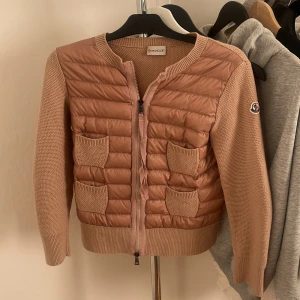 Moncler cardigan  - Intressekoll på min moncler cardigan som köptes på plick för vecka sen, passar inte riktigt mig, storlek M men skulle säga S/Xs💕rosa/beige färg (kan tänka mig att byta mot en liknande cardigan )