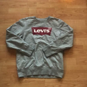 Levis tröja - Säljer Levis tröja, den är använd men fortfarande i bra skick utan några defekter, skriv om ni har frågor!